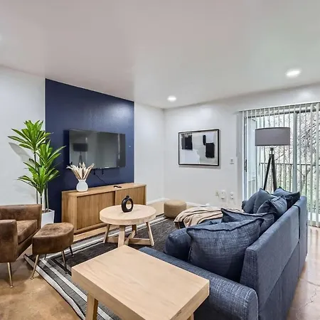 Your Airy King Suite Getaway - Sleeps 4 - Pool, Prkg